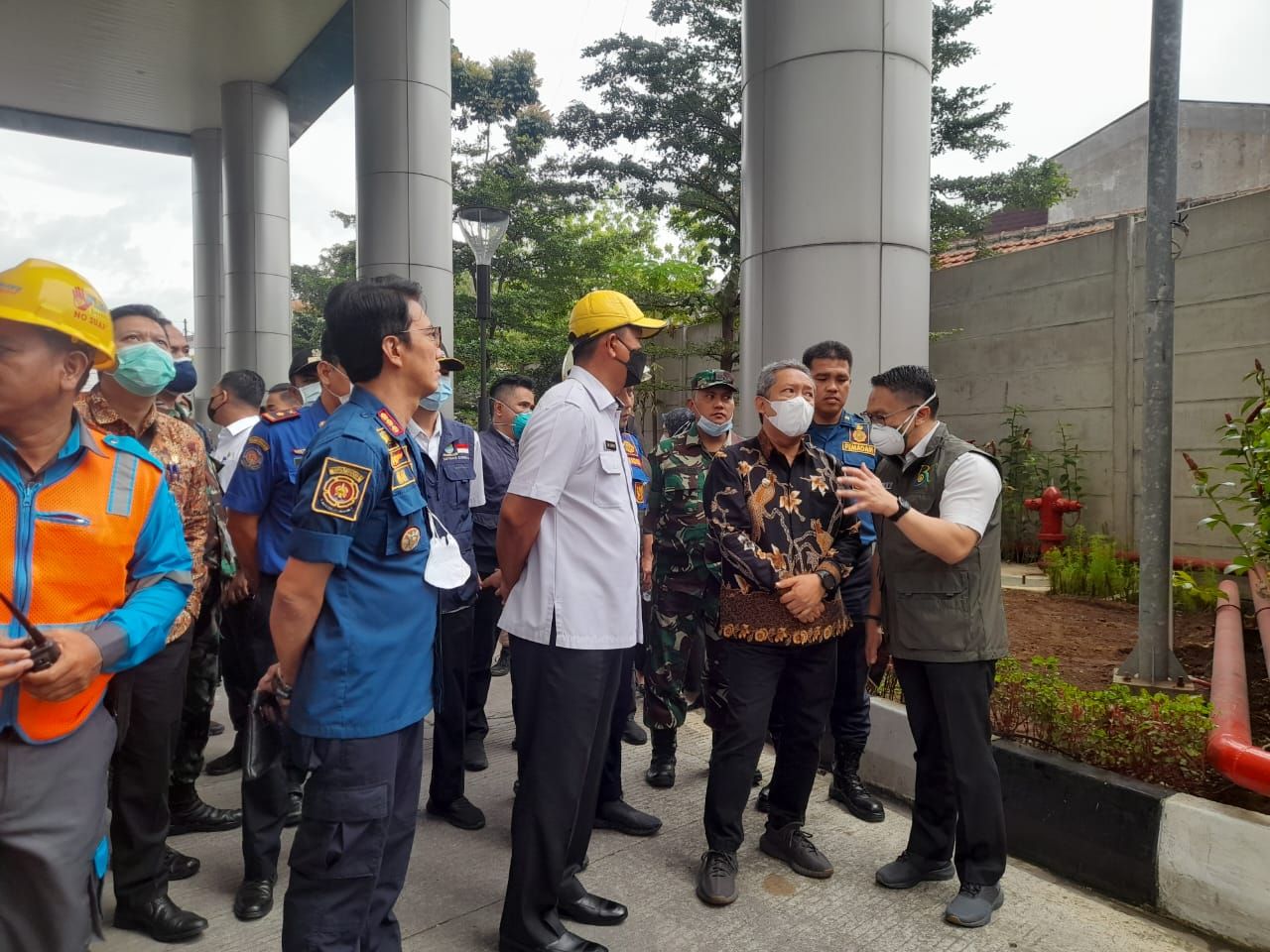 Walikota Bandung Yana Mulyana saat meninjau kebakaran RS Bandung Kiwari pada Rabu 1 Februari 2023 pagi