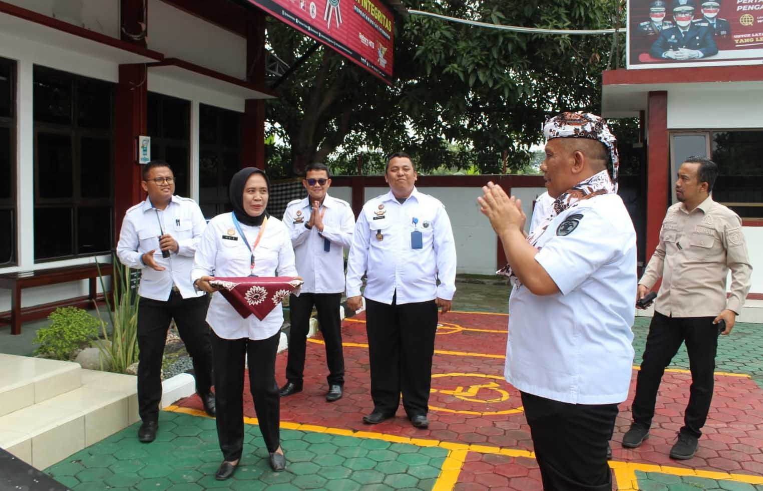 KEPALA Rupbasan Cirebon, Fajar Nurcahyo Assyifa dan jajarannya saat menerima Monev Kakanwil KemenkumHAM Jabar, R Andika Dwi Prasetya, di kantor Rupbasan setempat, Rabu (1/2/2023).*