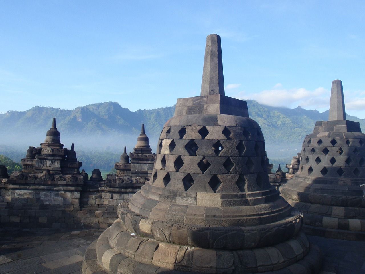 Candi borobudur sebagai peninggalan sejarah Yogyakarta
