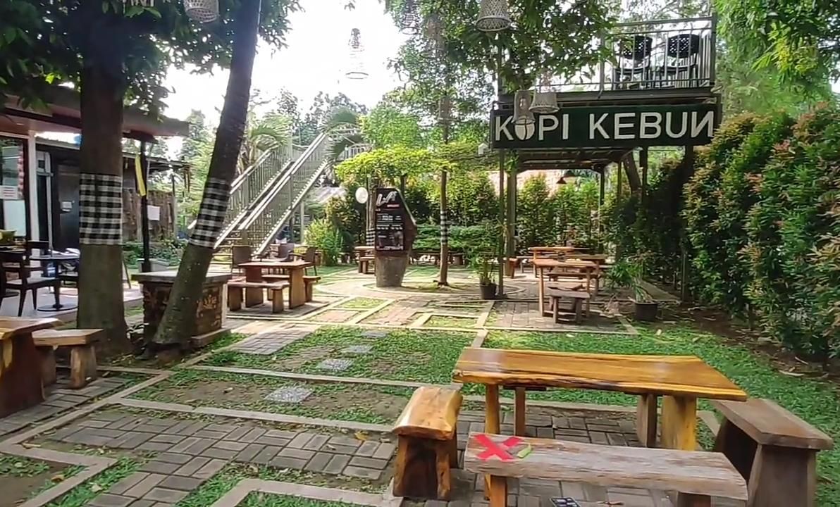 Area outdoor di Kopi Kebun, tempat nongkrong vibes Bali di Tangerang/Tangkapan Layar/YouTube Mulai Yuk