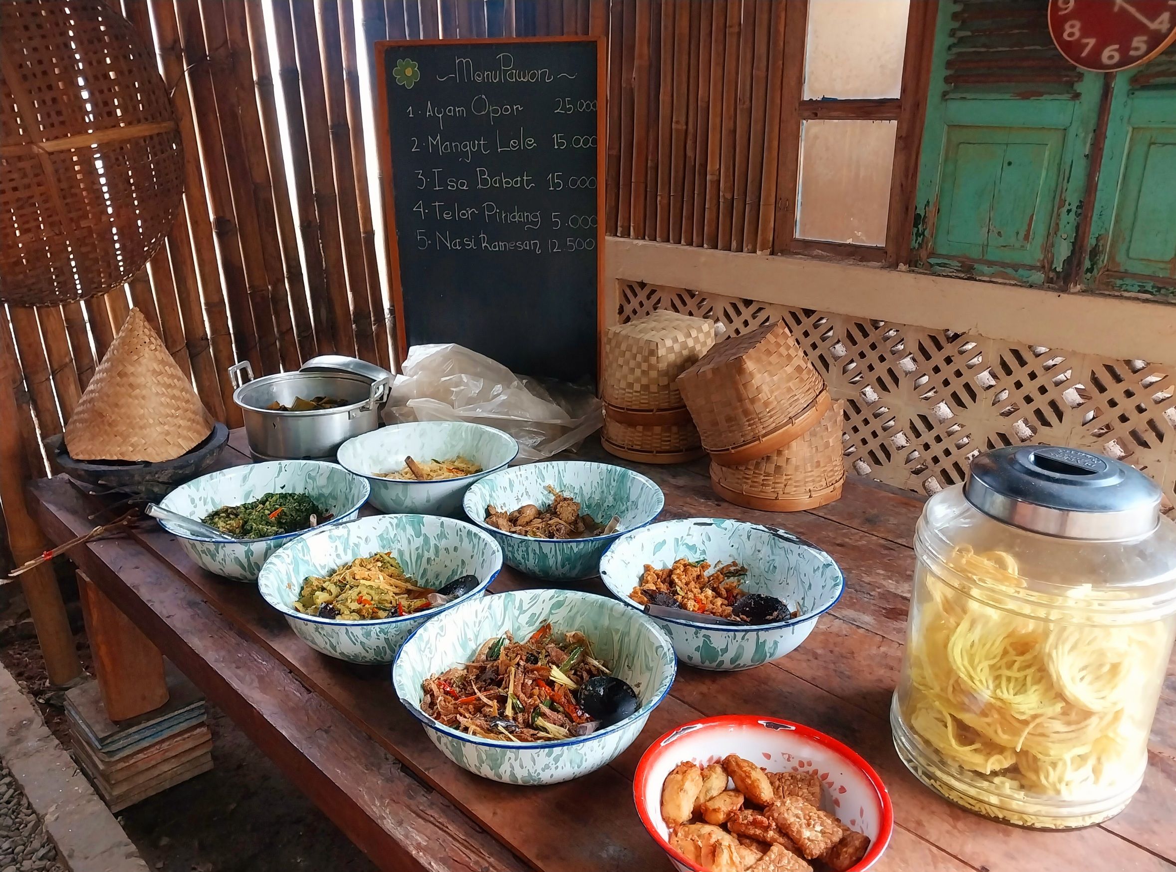 Menu makanan tradisional di Pawonku, Sumbang, Banyumas.*
