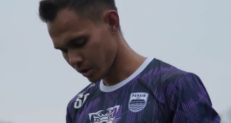 Rezaldi Hehanussa menorehkan assist saat debut bersama Persib Bandung. 