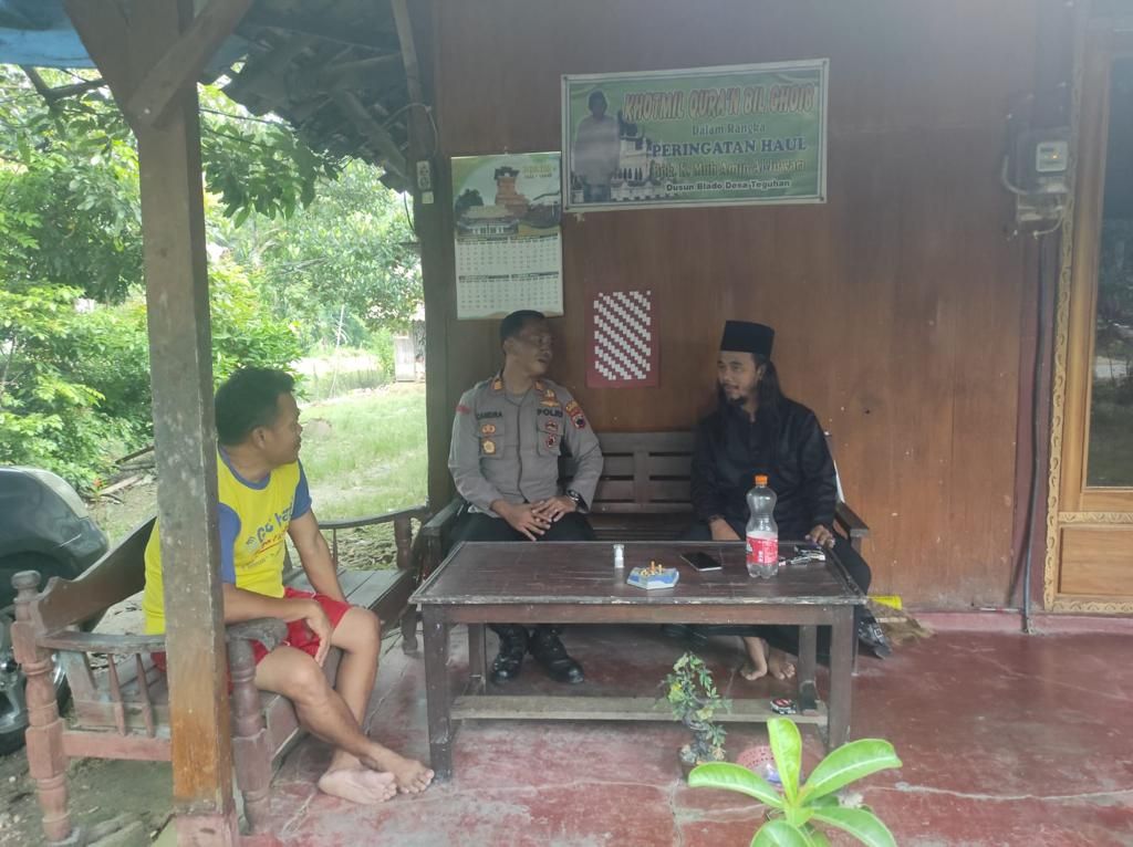 Kapolsek Grobogan AKP Candra Bayu Septi bersinggah di rumah tokoh agama untuk berkomunikasi terkait dengan isu penculikan anak