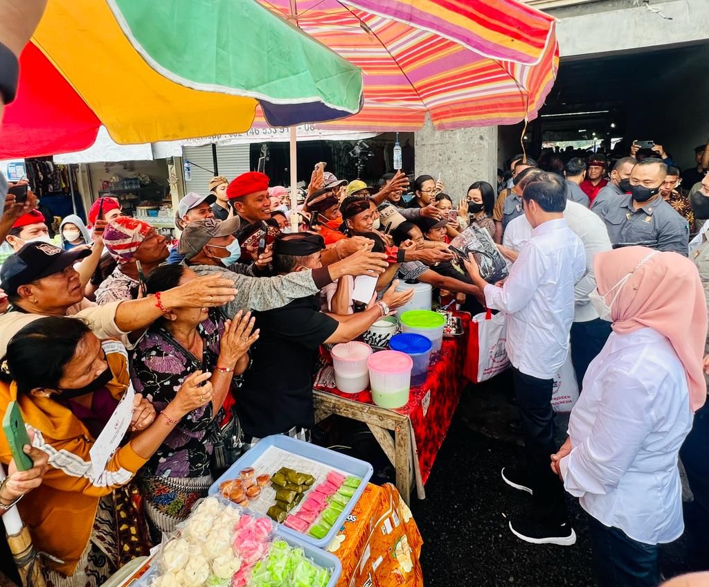 Presiden Jokowi saat meninjau Pasar Baturiti Tabanan Bali dalam kunjungan kerja Kamis 2 Februari 2023.