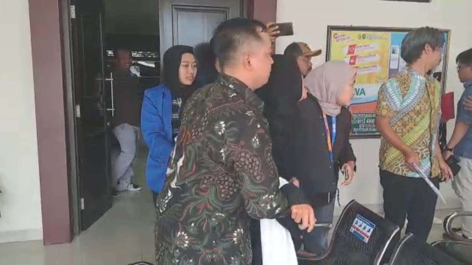 Jerit histeris nenek korban pencabulan usai sidang di Pengadilan Negeri Kota Sukabumi.