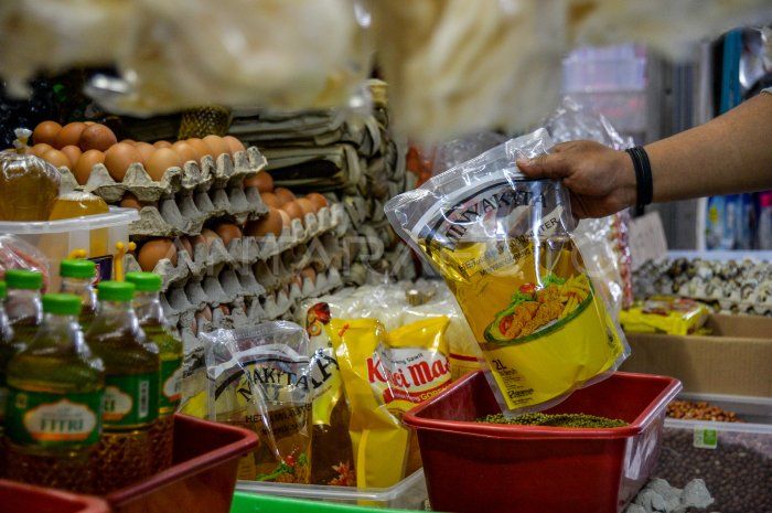 Seorang warga membeli goreng minyak subsidi di Pasar Kosambi, Bandung, Jawa Barat, Senin (30/1/2023). Pedagang menyatakan, akibat langkanya minyak subsidi yakni Minyakita di pasaran, harga minyak kemasan nonsubsidi mengalami kenaikan dari Rp30 ribu menjadi Rp35 ribu per kemasan dua liter di beberapa