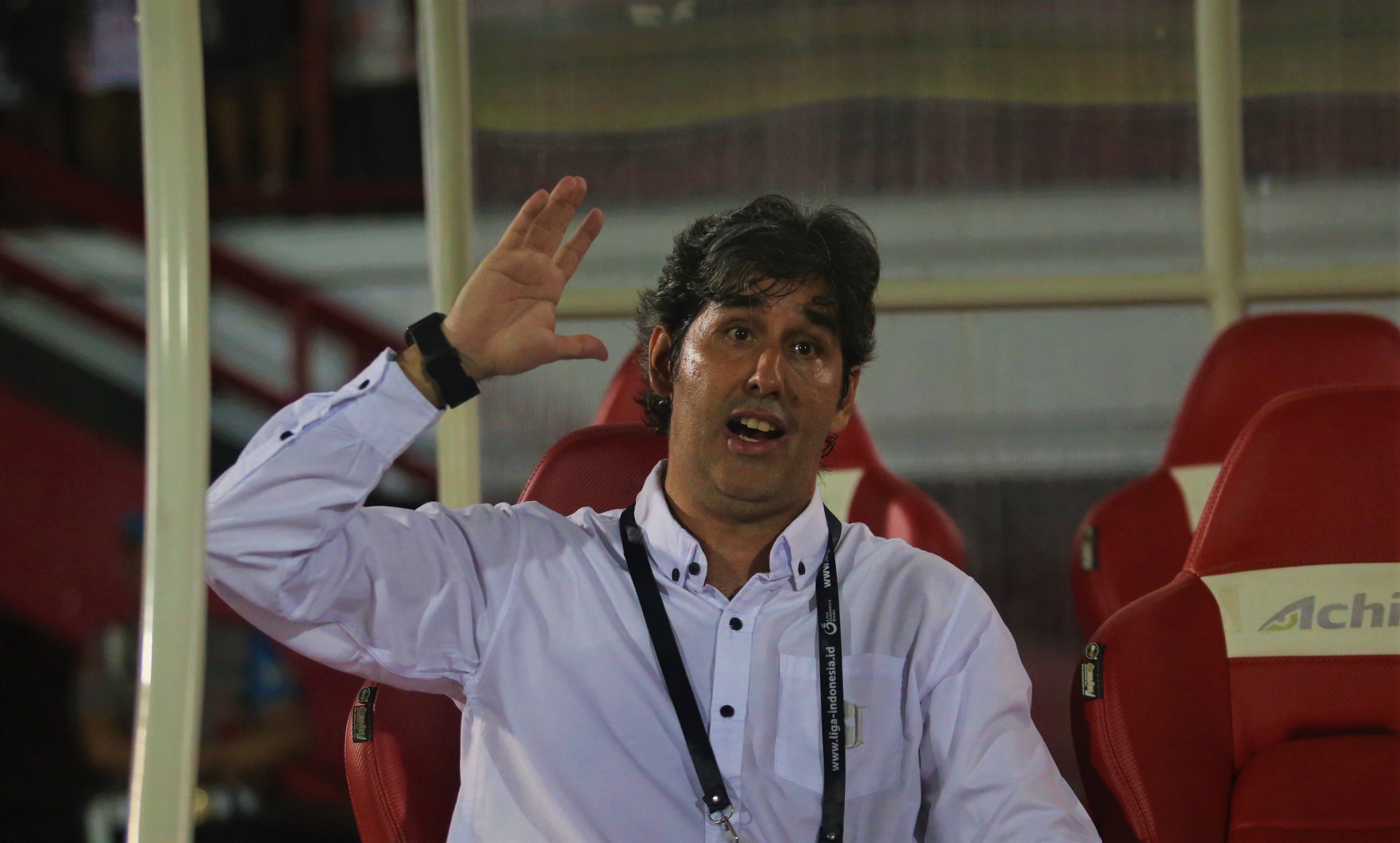 Pelatih Bali United Stefano Cugurra saat duduk di bench dalam pertandingan Bali United di Stadion Kapten I Wayan Dipta. Teco tidak masalah dan tidak sakit hati mendapatkan kritikan besar dari suporter