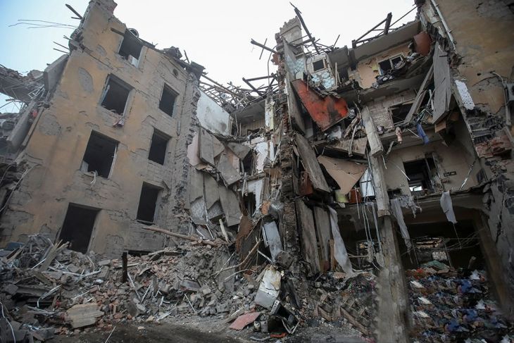 Pemandangan menunjukkan bangunan tempat tinggal yang dihancurkan oleh serangan rudal Rusia, di tengah serangan Rusia di Ukraina, di Kramatorsk, Ukraina 2 Februari 2023.