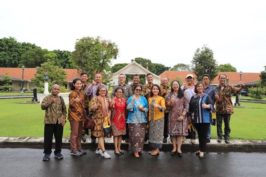 Suasana ceria saat Delegasi Paguyuban Wartawan Katolik Indonesia (PWKI) ke Vatikan berfoto bersama dengan GKBRAy Paku Alam X (kebaya biru)  di Puro Pakualam, Yogyakarta, Selasa (31/1/2023). Foto: PWKI