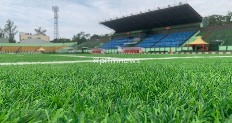 Kondisi rumput Stadion Siliwangi yang diajukan Persib Bandung sebagai kandang di Liga 1.