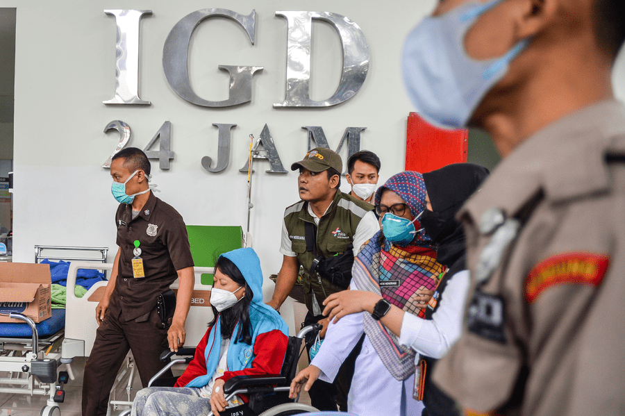 Petugas saat mengevakuasi pasien pascakebakaran yang melanda RSUD Bandung Kiwari di Kopo, Bandung, Jawa Barat, Rabu 1 Februari 2023. Sejumlah pasien dewasa dan anak dievakuasi ke rumah sakit terdekat. 