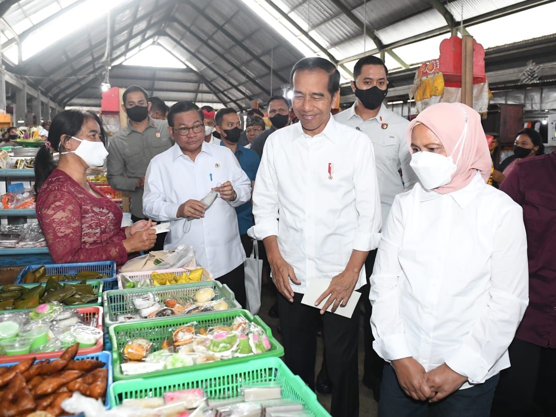 Presiden Joko Widodo beserta istri melakukan tinjauan harga bahan pokok ke Pasar Baturiti, Tabanan, Bali