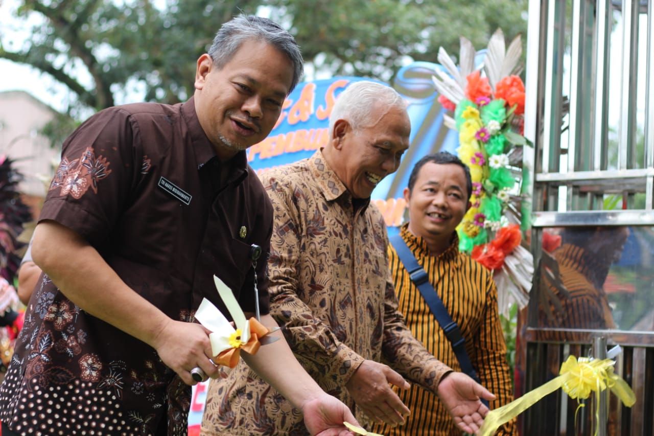Pj Bupati Banjarnegara Resmikan Apotek Haksa Farma, Unit Usaha Koperasi SMK HKTI 1 Purwareja Klampok