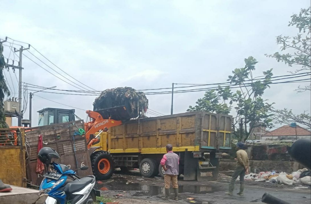 Proses ngakut runtah di Pasar Baleendah, Kabupaten Bandung, Kemis, (2/2/2023).*