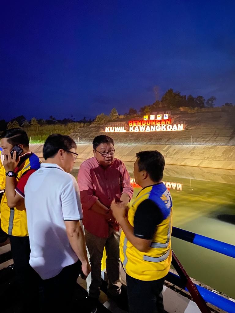 Foto Wali Kota Manado saat berkunjung ke Bendungan Kuwil