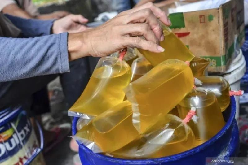 Ilustrasi: Pekerja mengemas minyak goreng curah di Pasar .