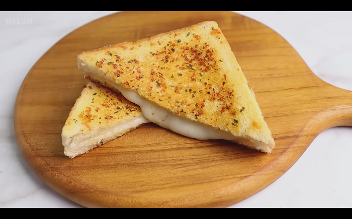 resep mudah untuk cheese garlic sandwich yang pastinya renyah dan lezat/YouTube Haeum Cooking