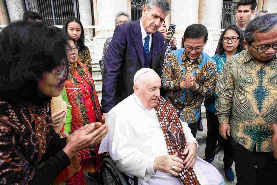 Paus Fransikus menerima batik Ceplok Mangkara Latar Kawung hadiah dari GKBRAy Paku Alam X yang dibawa oleh PWKI saat audiensi umum di Basilika St Petrus, 16 November 2023. Foto: Istimewa
