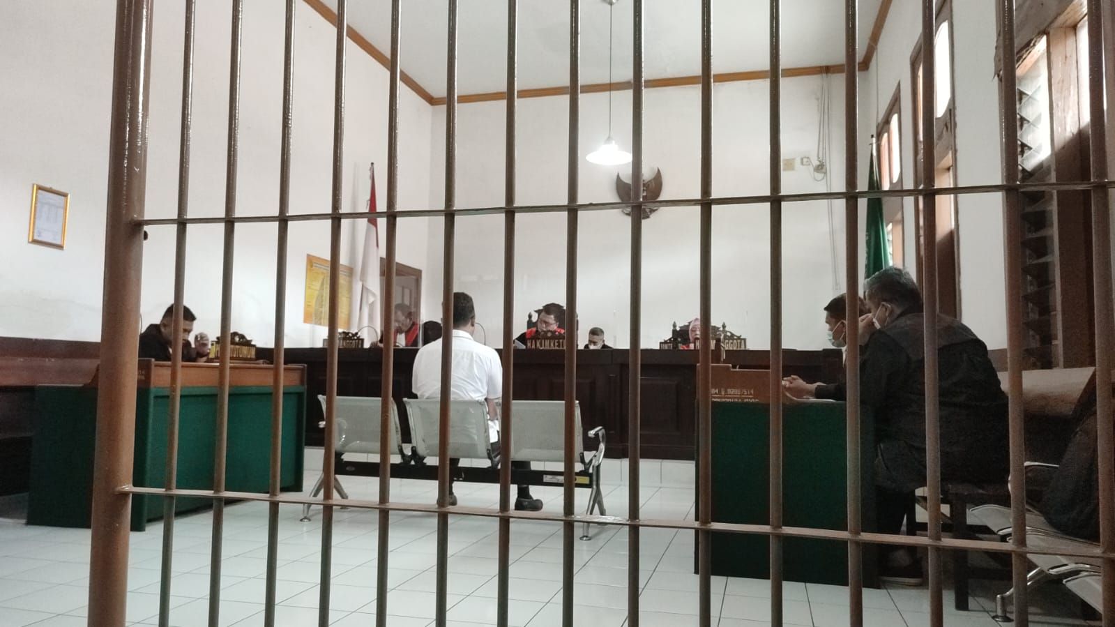 Terdakwa Iwan Santoso divonis 3 tahun penjara oleh hakim PN Bandung, kasus tersebut sempat viral karena disidang memakai blankar