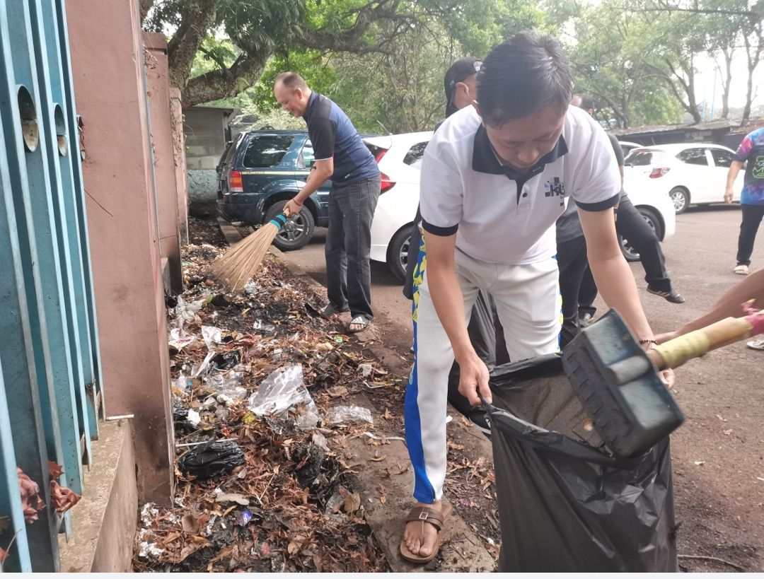 Dispora Kota Bandung Gelar Kerja Bakti Guna Ciptakan Lingkungan Yang bersih dan Nyaman di SOR Lodaya