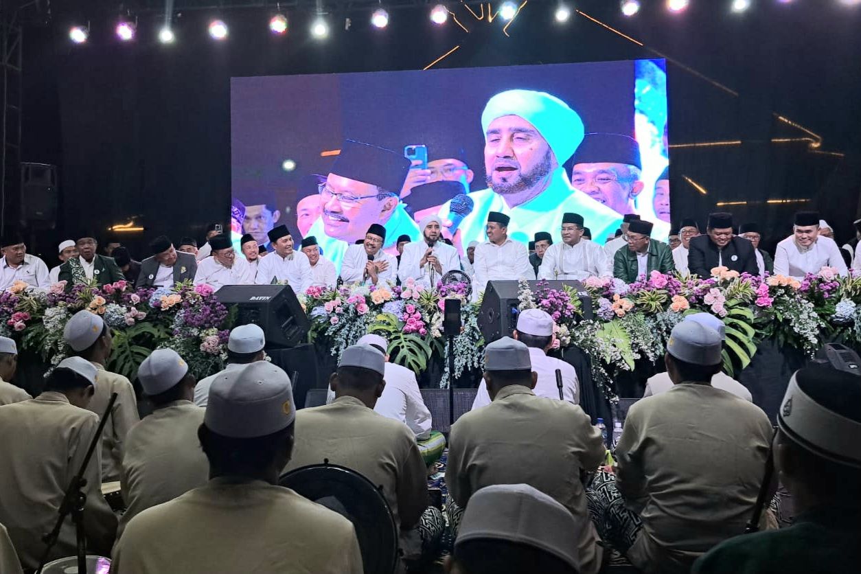 Ribuan jemaah dari berbagai daerah ikuti kegiatan Sumedang bersholawat, di Pusat Pemerintahan Sumedang. 