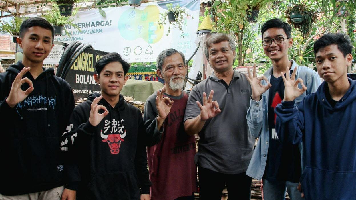 Tiga siswa SMKN 154 Bandung belajar Kang Pisman di Cibunut , Kebon Pisang , Kecamatan Sumur Bandung, Kota Bandung