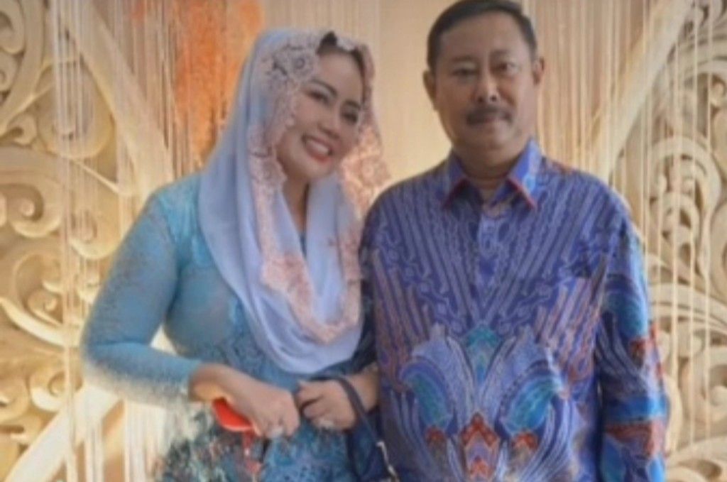 Ketua DPC PDI P Brebes Indra Kusuma bersama istrinya Maryatun. 