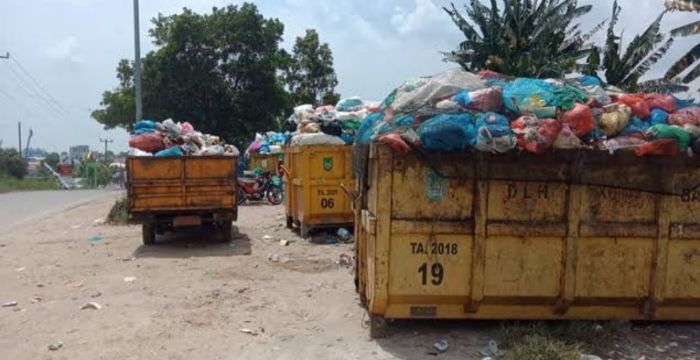 Ganggu Pengendara, Dinas DLH Batam Angkut Kontainer Sampah di Pinggir Jalan Kampung Air