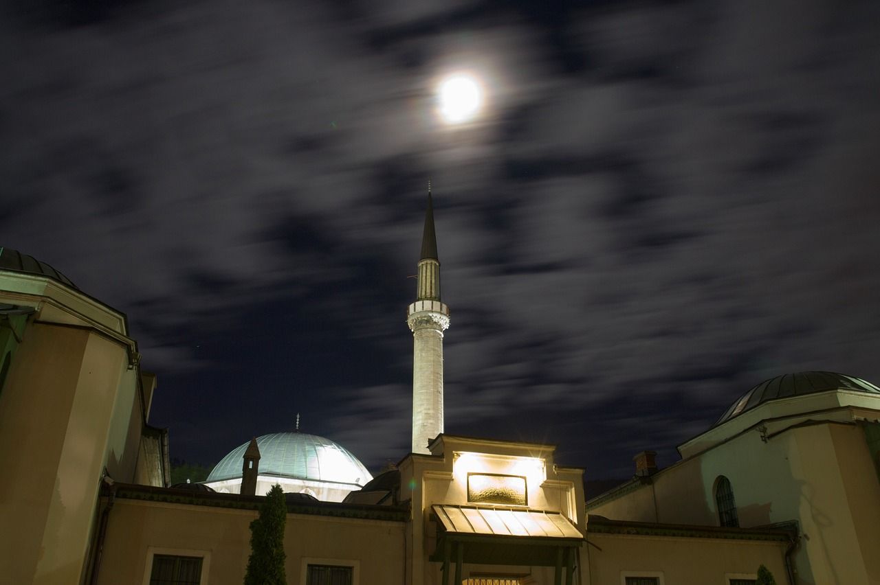 Ilustrasi bulan purnama. Umat Islam melaksanakan puasa sunnah Ayyamul Bidh pada tanggal 13, 14, dan 15 setiap bulan Hijriah.