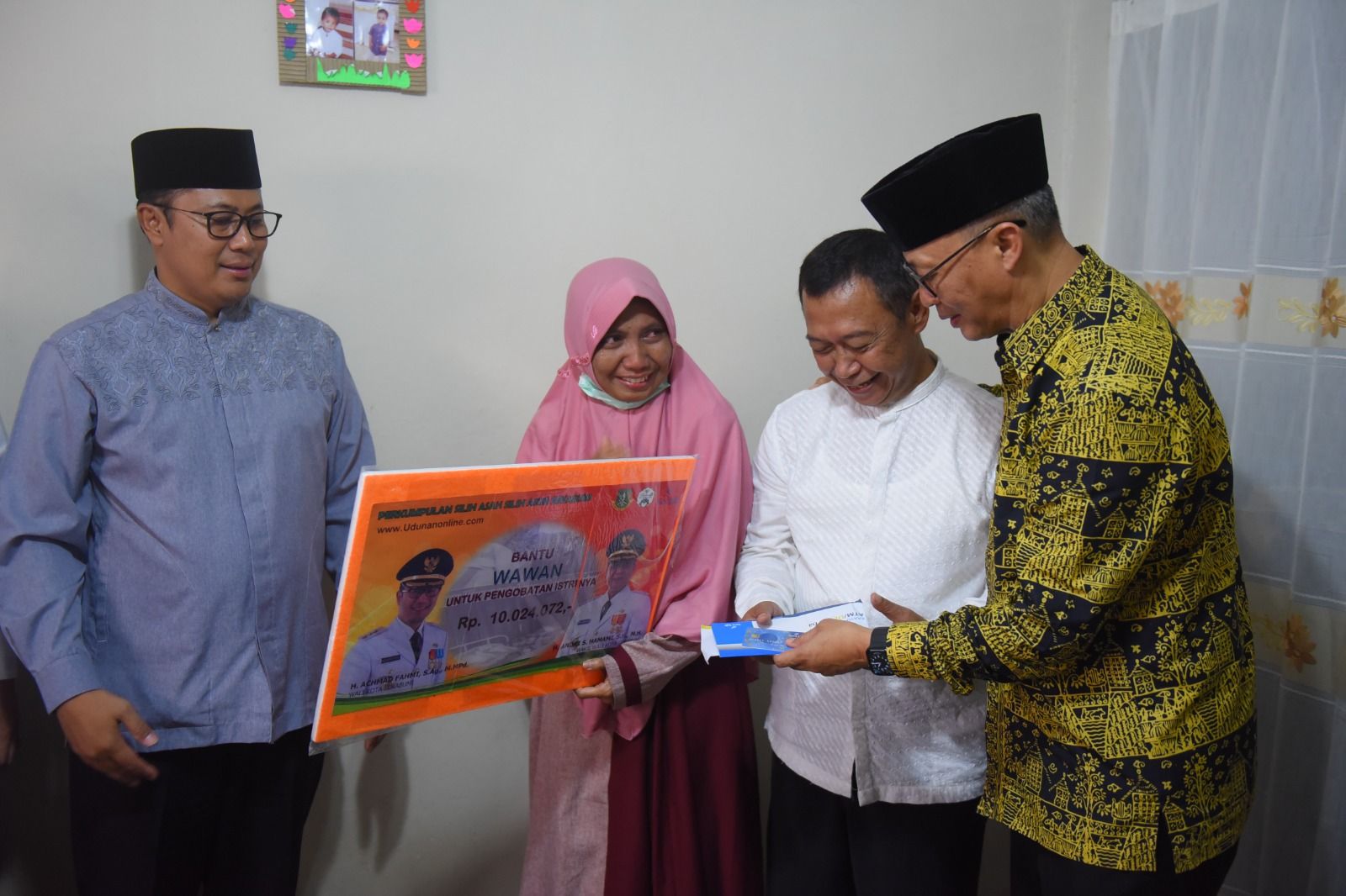 Walikota Sukabumi Achmad Fahmi menyerahkan bantuan Udunan Online kepada warga yang mengidap kanker.