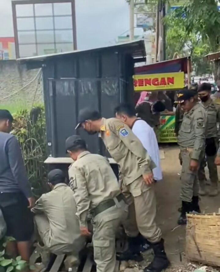 Meresahkan! Kedapatan Menjual Obat-Obatan Terlarang, Polisi Bersama Pol PP Rancasari Amankan Kios Usai Didemo Ibu-Ibu