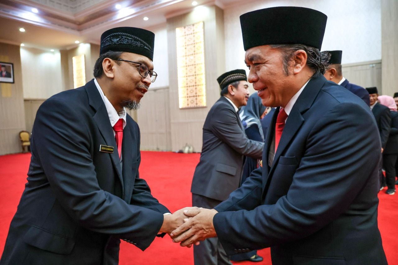 Penjabat Gubernur Banten Al Muktabar menyalami salah seorang pejabat fungsional yang baru saja dilantiknya di Pendopo Gubernur Banten, KP3B, Kota Serang, Kamis 2 Februari 2023 malam.