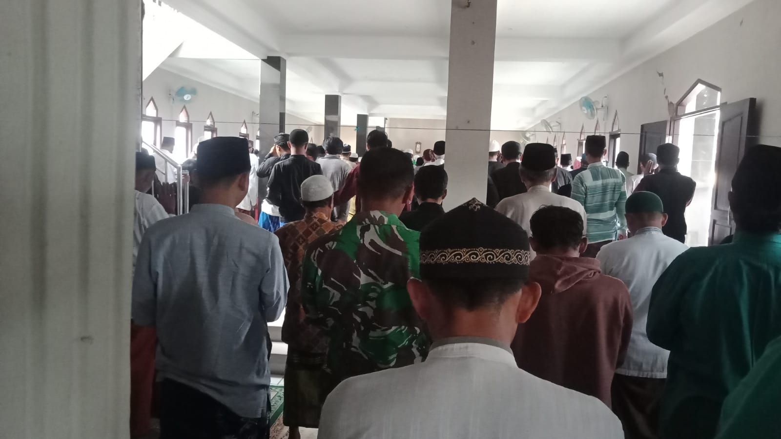 Personil kodim 0621/kabupaten Bogor yang tengah melaksanakan pembongkaran rumah terdampak gempa di Cianjur tetap laksanakan salat Jumat