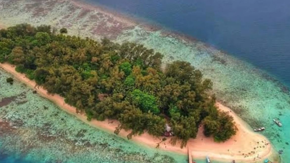 Pulau Bira, salah satu pulau di Kepulauan Seribu yang mempesona dengan keindahan alamnya.
