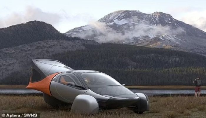 Bodi futuristik terpadu dengan panel-panel surya yang menyediakan 700 Watt listrik.*  
