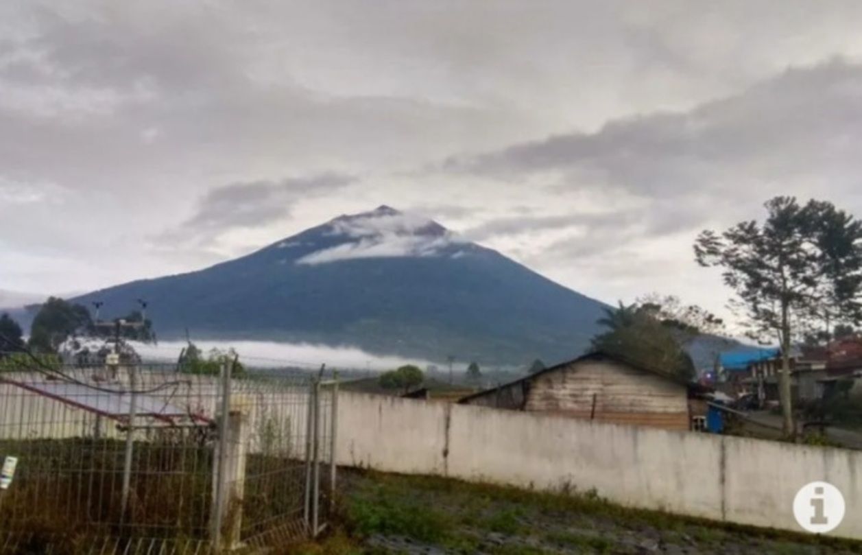 Bikin Was-was! Gunung Kerinci Kembali Erupsi, Kali Ini dengan Gempa Tremor yang Sebelumnya Tak Dirasakan
