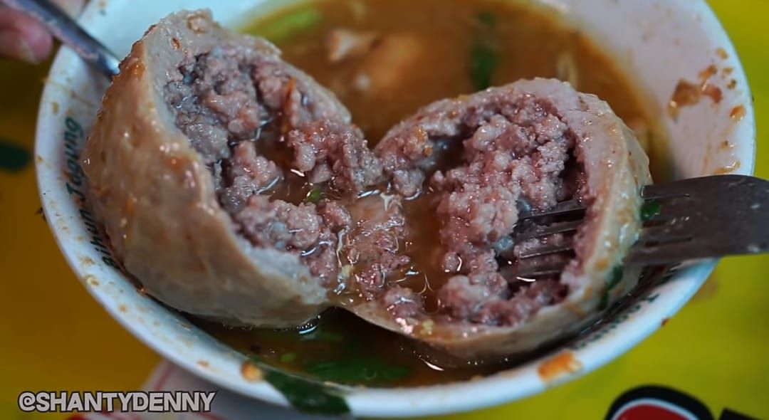 Isian bakso Mas Joko Bogor yang full daging dengan kuah gurih mantap.