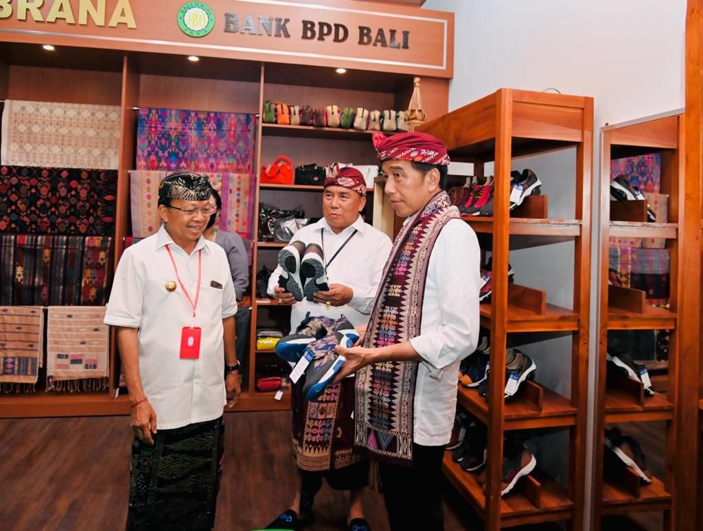 Ketika berada di Sentra Tenun Jembrana, Kabupaten Jembrana, Provinsi Bali, Kamis sore, 2 Februari 2023, Presiden Joko Widodo diajak oleh Bupati Jembrana I Nengah Tamba untuk melihat sepatu tenun di salah satu sudut ruangan.