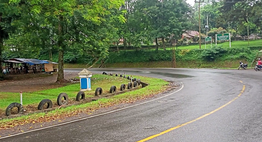 Suasana lingkungan asri pada tikungan tempat nongkrong depan perkebunan teh Panglejar PTPN VIII, Cikalong Wetan, KBB