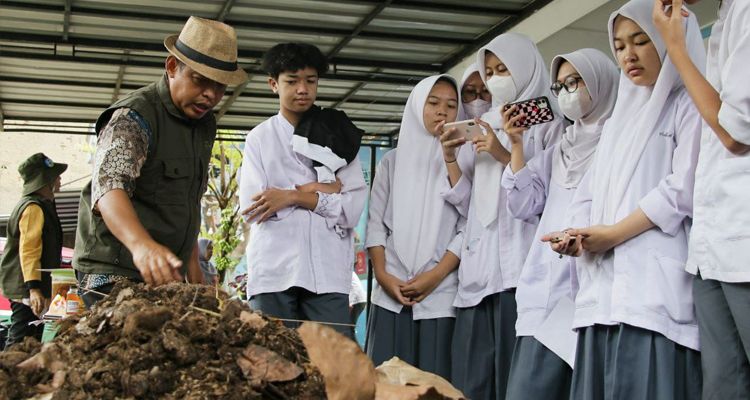 Suasana pembelajaan pengelolaan sampah di Sekolah Kang Pisman di Kota Bandung, Jumat 3 Februari 2023.
