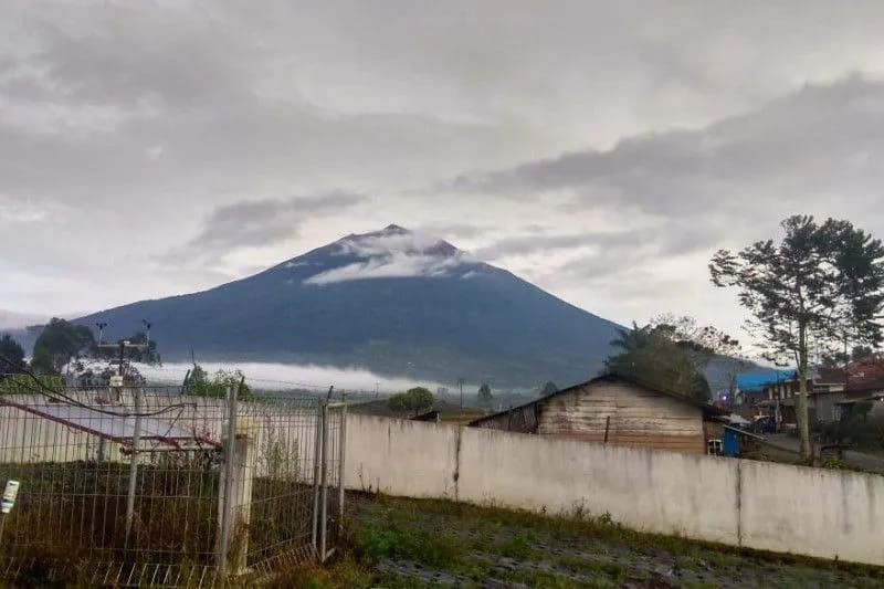 Gunung Kerinci kembali meletus, pahami langkah-langkah mitigasi bencana letusan gunung berapi agar peluang selamat semakin besar.