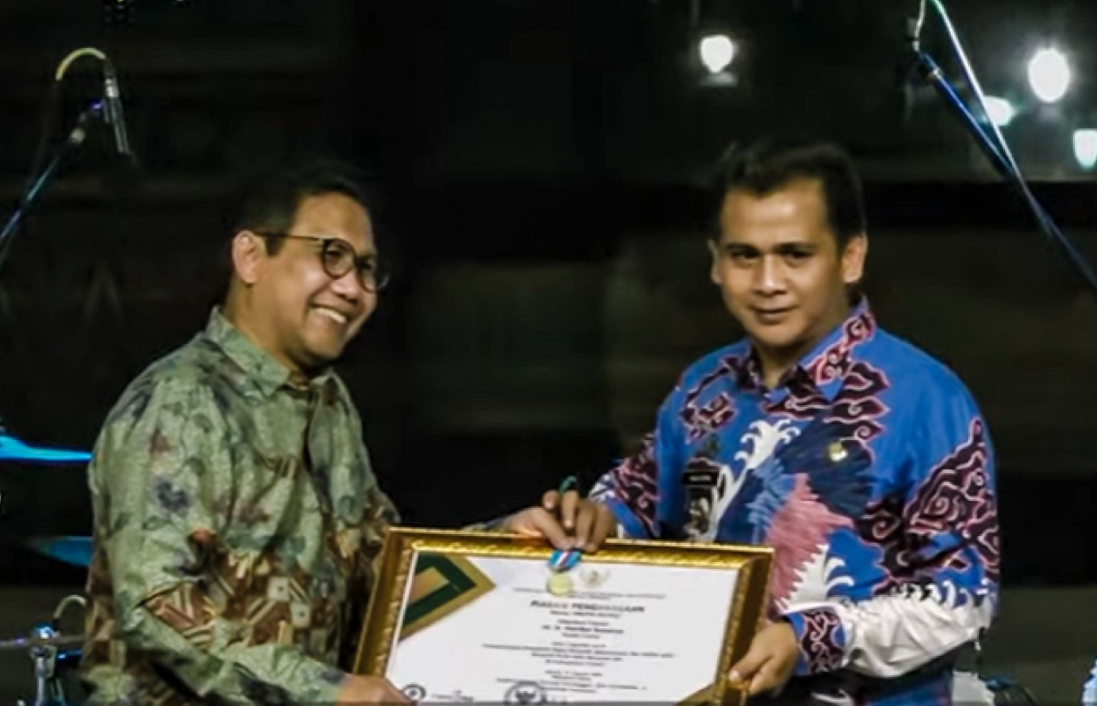 Wakok Bupati Ciamis, Yana D Putra (kanan) mewakili Bupati Ciamis menerima Penghargaan dari Menteri PDDT RI, Kamis 2 Januari 2023.
