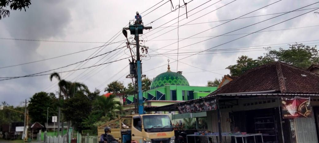 Petugas PLN melakukan pengerjaan pemeliharaan jaringan listrik di wilayah kerja PLN Jogja, di wilayah Sembuhan, Jal Godean-Ngapak. Jadwal pemadaman listri di Yogyakarta pada 3 Februari 2023 mencakup wilayah kerja Wates.