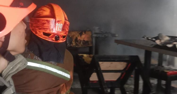 Petugas memadamkan kebakaran di rumah makan Ayam Geprek Pangeran Katamso Kota Bandung, Jumat 3 Februari 2023.