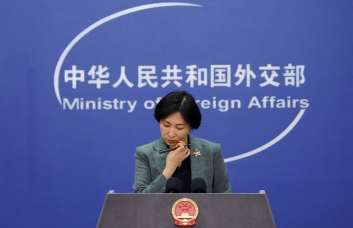 Juru Bicara Kementerian Luar Negeri China Mao Ning menghadiri konferensi pers di Beijing, China, 3 Februari 2023.