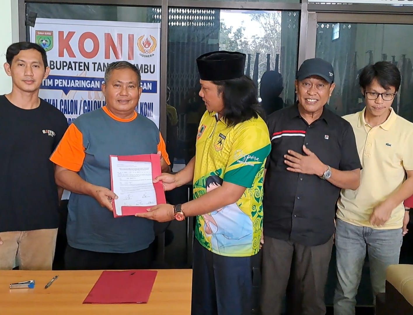 Legislator DPRD Pemkab Tanah Bumbu (Tanbu), Fawahisah Mahabatan menyerahkan formulir pendaftaran bakal calon ketua Komite Olahraga Nasional Indonesia (KONI) Kabupaten Tanah Bumbu