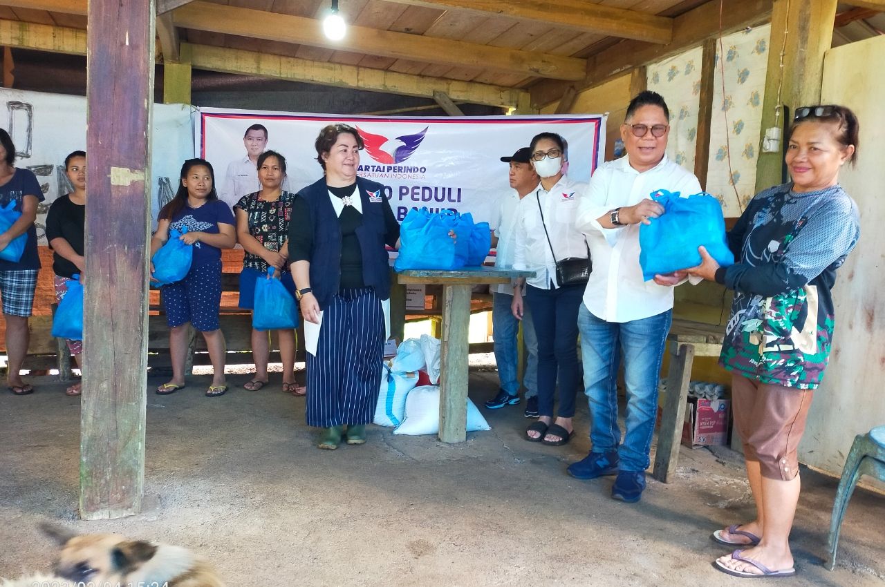 Ketua DPP Partai Perindo Yerry Tawalujan menyerahkan bantuan di Desa Warisa