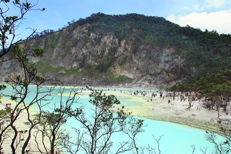 Kawah Putih di Gunung Patuha tadina dianggap puseur karajaan jin. Ayeuna jadi destinasi wisata unggulan di  Kabupaten Bandung.*