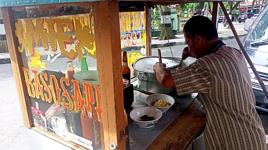 Jajanan mie bakso di kawasan GOR Saparua Bandung, dahulu khas pakai tongcai dan dorokdok. 