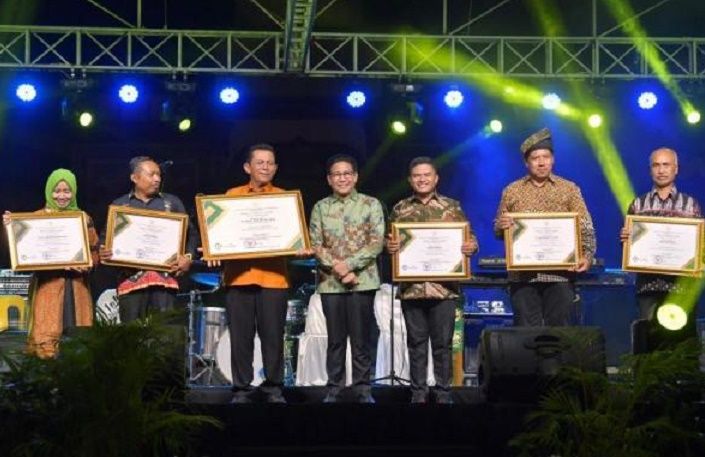 Mendes PDTT Abdul Halim Iskandar memberikan penghargaan kepada Gubernur Kepri, Riau, dan Lampung di Hari BUM Desa.